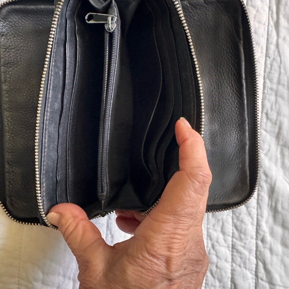 Black buttery soft KENNETH COLE Leather Clutch/Wallet. Vintage lightly used - Picture 5 of 6